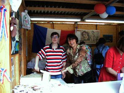 Besançon-Stand auf dem Gemeindefest: Hier verkaufen wir eine Spezialität aus Besançon, den Käse "Comté". Dazu bieten wir Wein an sowie den beliebten "Croque Monsieur", einen französischen Käse-Schinken-Toast, an.